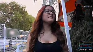 Adolescente latina de seios grandes faz um boquete desleixado e é fodida