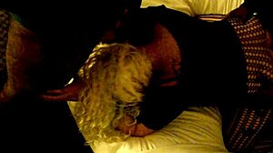 Une blonde amateur se remplit d'une grosse bite noire dans un groupe de sexe à l'hôtel