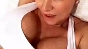 Sophie James, a melhor puta do ginásio, mostra sua bunda grande e sua vagina apertada