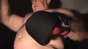 Azione di boxe e webcam con uomini maturi