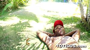 Dominikli gençten 18 yıllık bir videoda çimlerde ırklararası bir blowjob