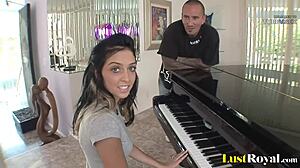Stephanie Canesine majhne joške skačejo, ko igra klavir