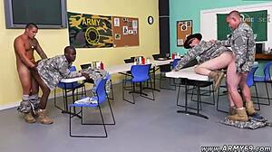 HD-video av unge homofile menn i hæren som deltar i sololek