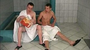 Milf-ul rus cu sânii mari devine fierbinte și greu în saună