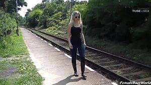 Divertimento con il feticismo dei piedi sulla ferrovia