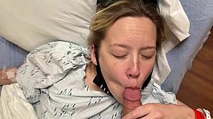 Sexo anal público com um paciente de grande membro e sua namorada no hospital