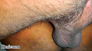 La bhabhi indienne aux gros seins se fait baiser par une grosse bite noire