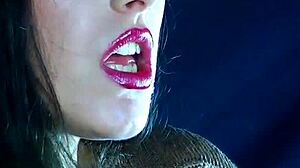Bevredig je verlangen naar roken met deze sexy lippenstiftvideo