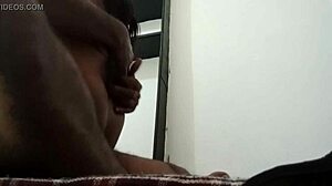 Чернокожая студенческая пара наслаждается любительским сексом в общежитии