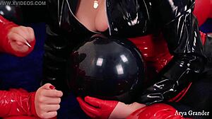 Latexklädda älskare utforskar sin fetisch för ballonger i HD-video