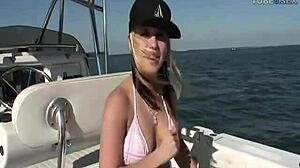 Naughty boat ride dengan remaja seksi yang mengidamkan wajah dan creampie