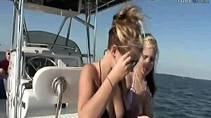 Una passeggiata in barca con una giovane e sexy adolescente che desidera sborrate e creampie