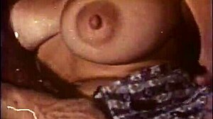 एक क्लासिक पोर्न वीडियो में एक बड़ी गांड वाली ब्लोंड को एक लंबे साइडबर्न वाले आदमी द्वारा उसके स्तनों और चूत को चाटते हुए देखा जाता है।