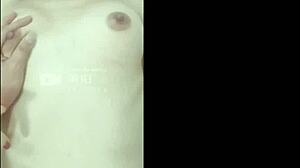 Гореща азиатска красавица показва тялото си и се мастурбира на уебкамера