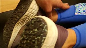 Vrela žena Izabela dobija lizanje stopala i svršavanje na njih u HD videu