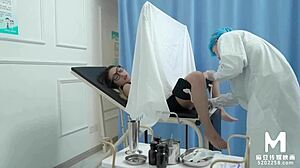 大股和巨乳:在医院环境中接受亚洲妇科检查