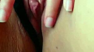 Amatőr barna Morocha maszturbál a telefonon a nagy klitorisával és természetes melleivel