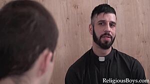 Het homosexuell tonåring blir smiskad och knullad av prästen