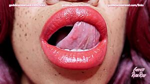 Lábios e línguas de ébano em um vídeo de fetiche bucal com Rosie Reed