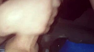Gadis remaja memberikan blowjob pada pacarnya dan menelan air maninya