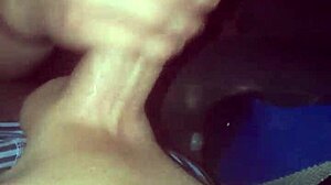 Η έφηβη κάνει μια πίπα στον φίλο της και καταπίνει το σπέρμα του