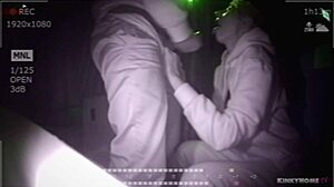 Blowjob remaja dalam video kamera tersembunyi pasangan amatur