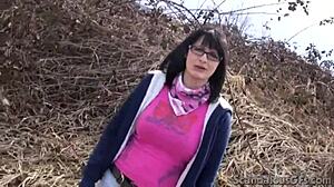 Adolescente amadora com tetas e óculos firmes faz um boquete ao ar livre
