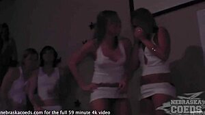 College meisjes strippen zich uit en strijden in een natte t-shirt wedstrijd