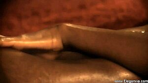 Rjavolaska indijska lepotica draži in skuša s svojim golim telesom