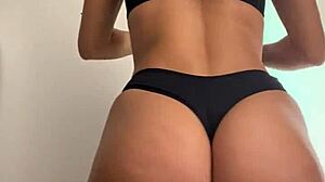 Esposa latina sensual mostra suas curvas em jeans no shopping