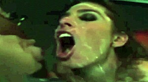 Naomi Russell fetiche a arcra való cumshot-okért és szopásokért