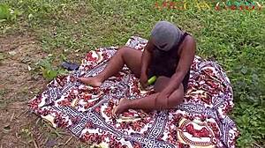 Krásna tučná žena slúžka strieka, keď ju šuká veľký čierny penis v africkej dedine