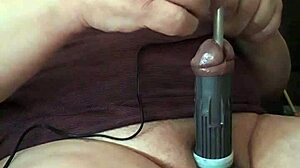痛苦的BDSM体验,包括股和丸的折磨和捆绑