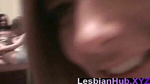 Tinejdžerske lezbejke istražuju svoj fetiš za lizanje pičkica i masturbaciju
