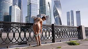 Öffentliche Nacktheit mit einer Milf auf der Straße