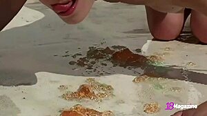 A amadora Ana Fey abre as pernas e esfrega sua vagina na piscina