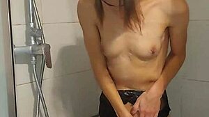 Liten tonårsflicka klär av sig och får flera orgasmer i duschen