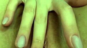 Garota amadora se satisfaz em close-up com os dedos