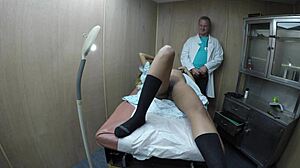 Büyük popolu siyah hasta, fetiş seansı sırasında tıbbi yardım alıyor