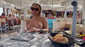 Falska bröst och exhibitionistisk attityd: Monika Foxs offentliga nakenhetseventyr