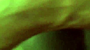 Stönande fru blir knullad av en stor svart kuk i HD-video
