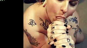 Tatuażowa laska Ash VonBlack daje zmysłowy blowjob dużemu kutasowi