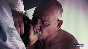 Ana e il suo amante maturo esplorano i piaceri del sesso in posizione missionaria con un anziano