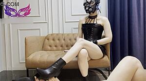 Ázijská femdom sedí na tvári a sála gule v BDSM videu