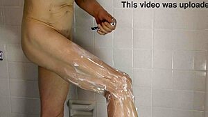 Eşcinsel bir çıplak adam, duşta kesilmemiş yarrağını sergiliyor