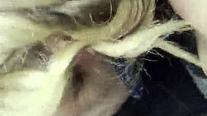 Amatörblondin får munnen fylld med sperma
