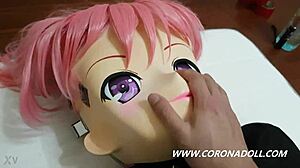 Jojos se hace auto-bondage y juega con la muñeca en Kigurumi y máscara