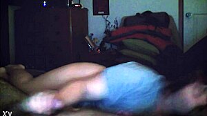 Une femme excitée reçoit une fellation en gros plan devant une caméra cachée