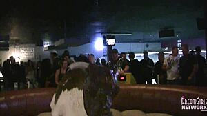 Gadis-gadis seksi dalam pakaian dalam menunggangi banteng di bar lokal