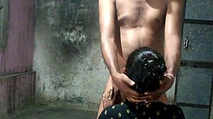 Индийска мащеха и племенница правят анален секс в това XXX видео